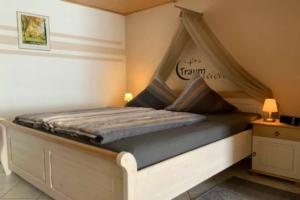 Schlafzimmer mit Doppel- & Etagenbett | Ferienwohnung Ambiente am Europa-Park Rust 